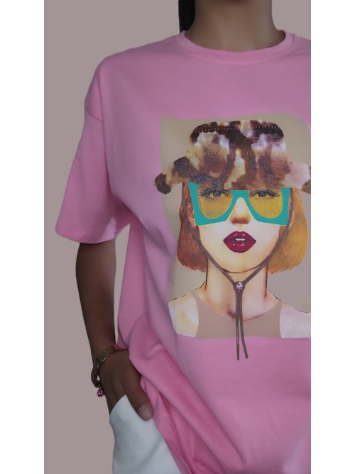 Ροζ T-Shirt με Καλλιτεχνική Στάμπα Γυναίκας και Μοντέρνα Λεπτομέρεια-230