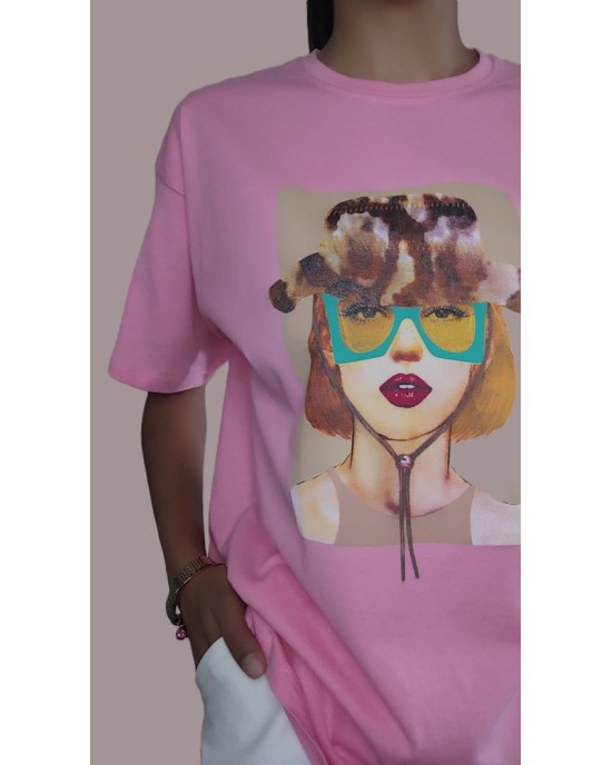 Ροζ T-Shirt με Καλλιτεχνική Στάμπα Γυναίκας και Μοντέρνα Λεπτομέρεια-230