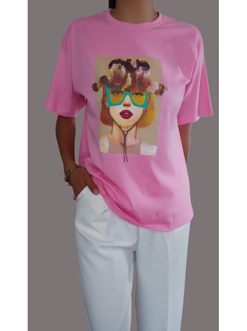 Ροζ T-Shirt με Καλλιτεχνική Στάμπα Γυναίκας και Μοντέρνα Λεπτομέρεια-230